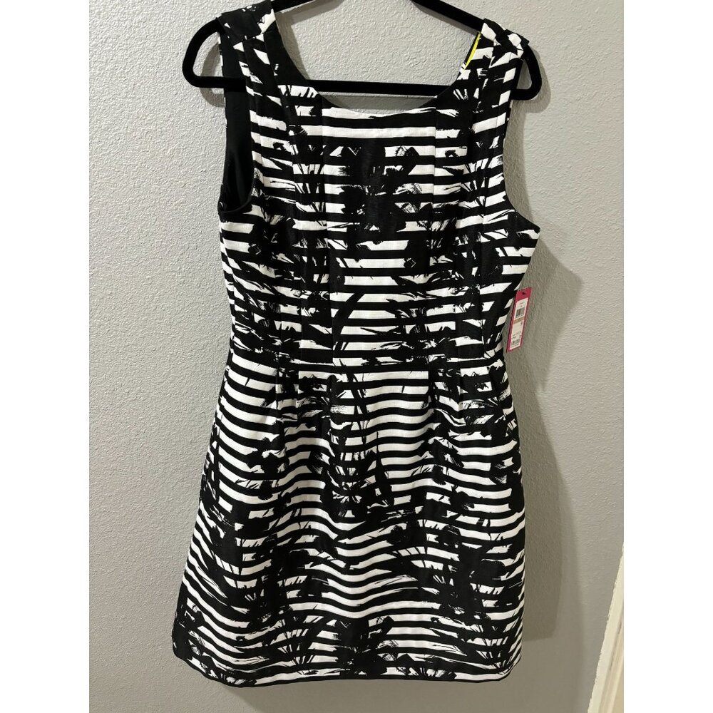 NWT Vince Camuto black and white flower design Fit & Flare knee length dress